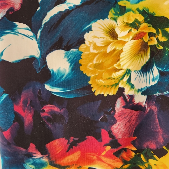 Glamorous Brand XS Pencil Skirt - Floral Pattern and Versatile Stretch - Picture 3 of 4